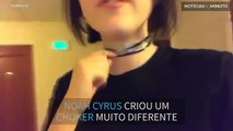 Noah Cyrus ensina como fazer uma choker a partir de plástico