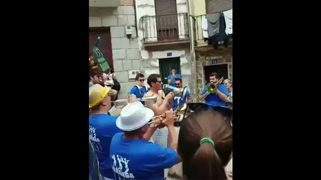 Iker Casillas mostra-se muito bem humorado na sua terra natal