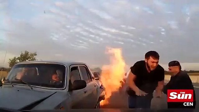 Salvam passageiros de carro em chamas