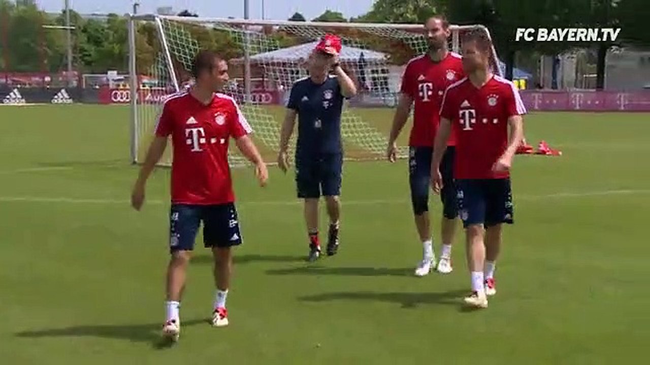 Guarda de honra a Lahm e Xabi Alonso