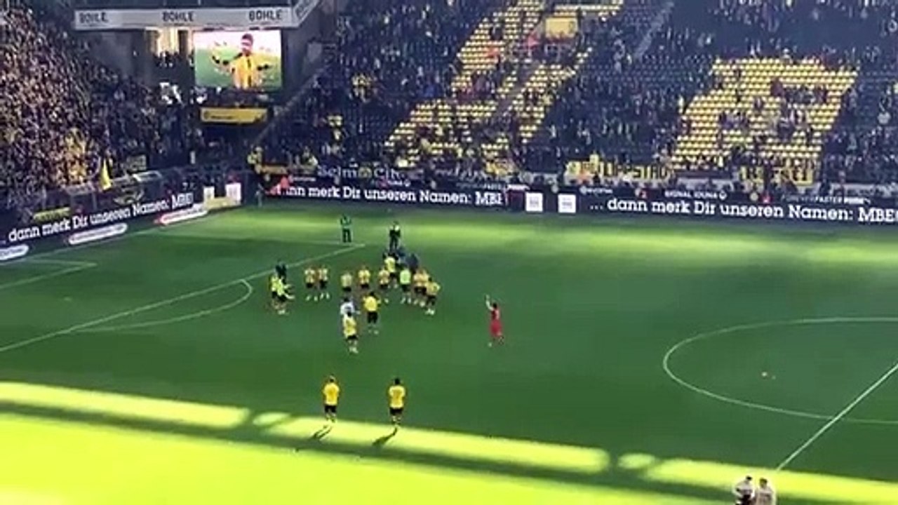 Subotic festeja com claque do B. Dortmund