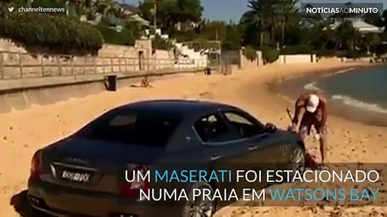 Maserati estacionado na praia, acaba enterrado na areia