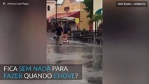 A água da chuva ajuda a deslizar no chão!