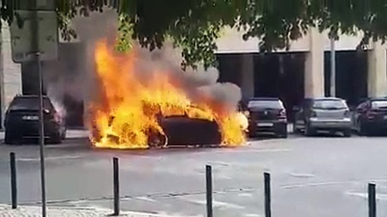 Carro a arder nos Olivais