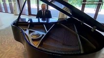 Vladimir Putin toca piano durante visita à China