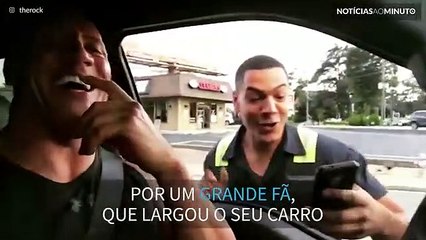 Dwayne Johnson é surpreendido por fã no meio do trânsito