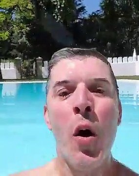 João Baião manda mensagem especial a todas as mães… dentro da piscina