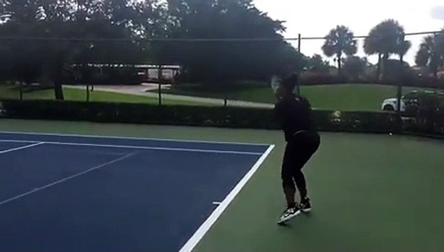 Aos sete meses de gravidez, Serena Williams ainda joga ténis