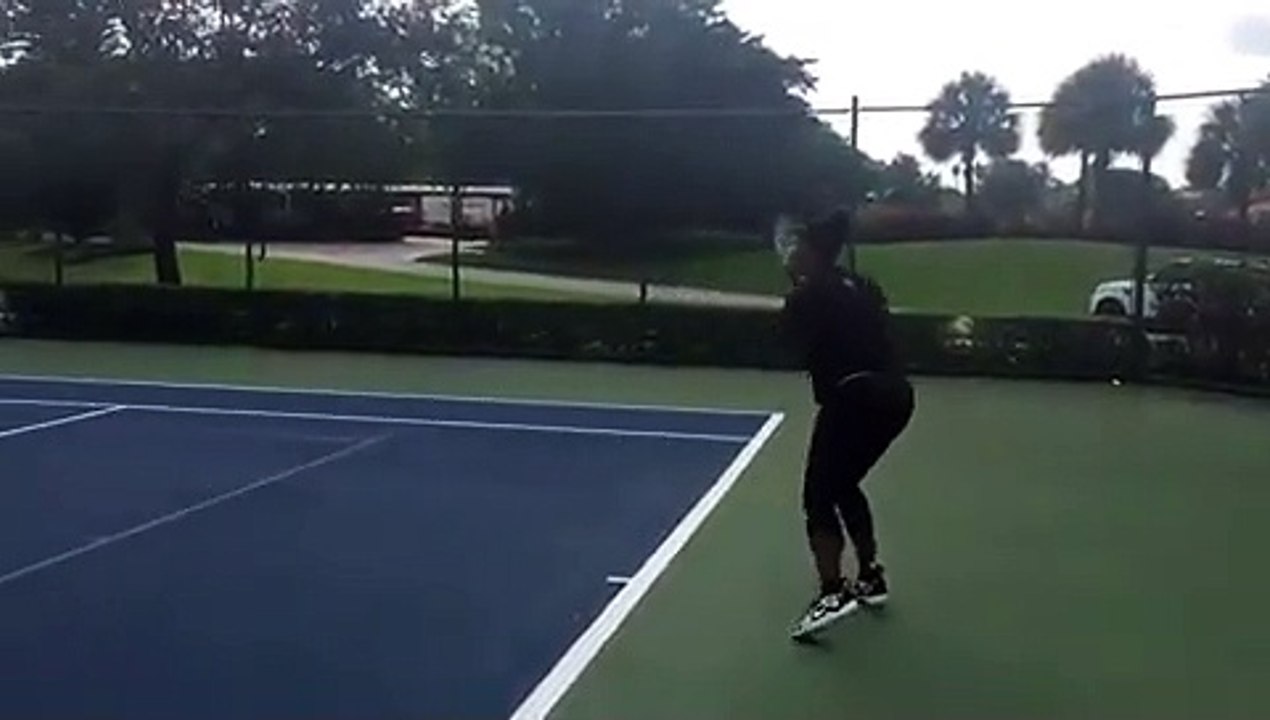 Aos sete meses de gravidez, Serena Williams ainda joga ténis