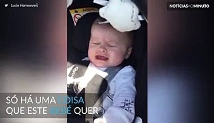 Este bebé só quer uma coisa: ouvir música