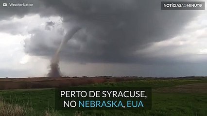 Tornado assustador forma-se e desaparece nos EUA