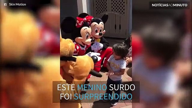 Mickey e Minnie surpreendem menino surdo