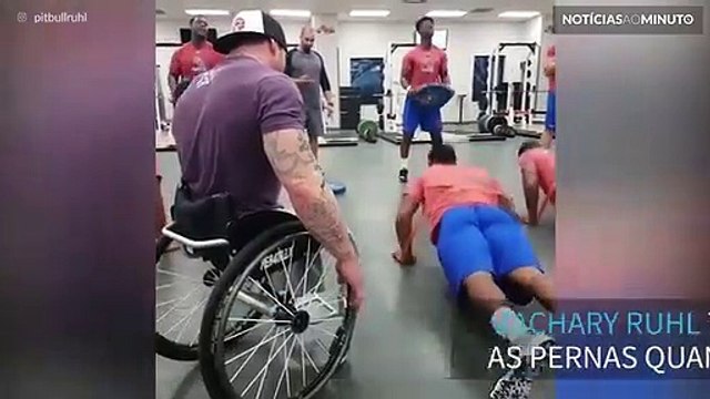 Homem de cadeira de rodas dá lição a equipa de futebol americano