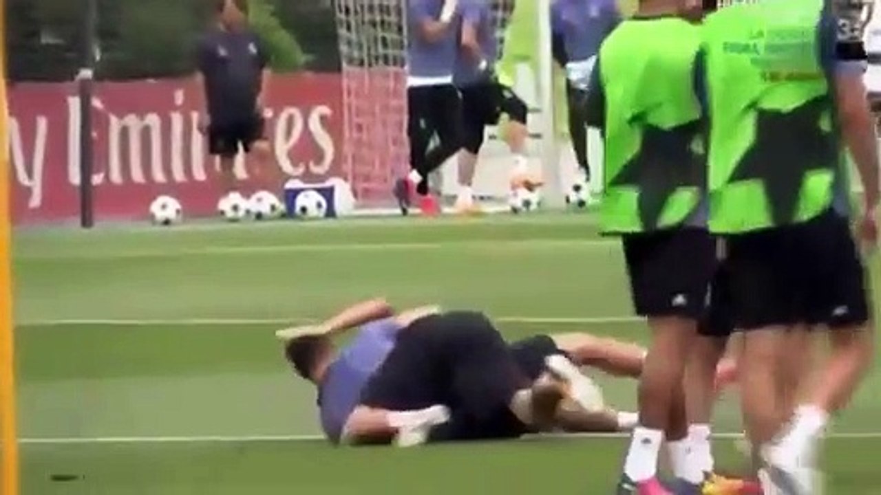 Ronaldo e Coentrão à 'bulha' no treino do Real Madrid