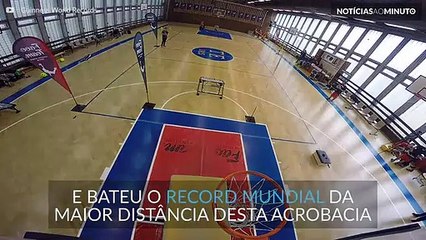 Encestar a bola com um mortal deu direito a um record mundial!