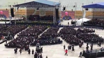 Alunos viram costas e vão-se embora durante discurso de 'vice' de Trump