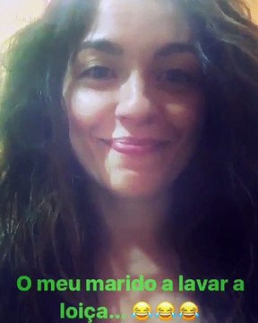 Sara Barradas sorri para a câmara enquanto José Raposo lava a loiça