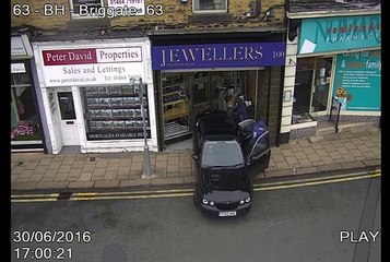 Mulher sem medo desafio ladrão em pleno assalto