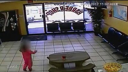 Menina escapa por milagre a tiros em barbearia