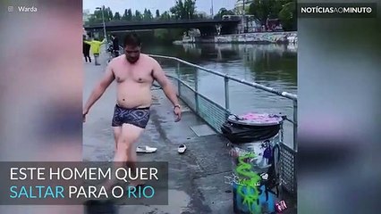 Homem tenta saltar para um rio, mas algo corre mal