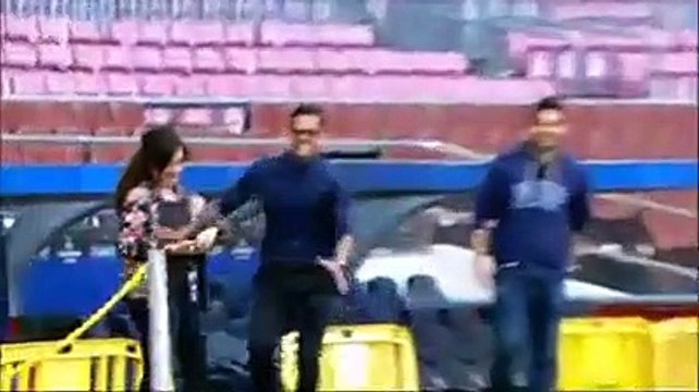 Dani Alves beija símbolo do Barcelona em Camp Nou