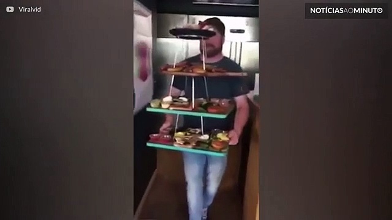 Torre de comida cai impiedosamente no chão