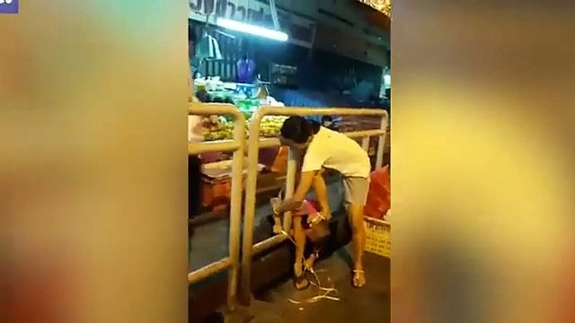 Como castigo, atou filho a corrimão e pisou-lhe cabeça. “Não consigo respirar”