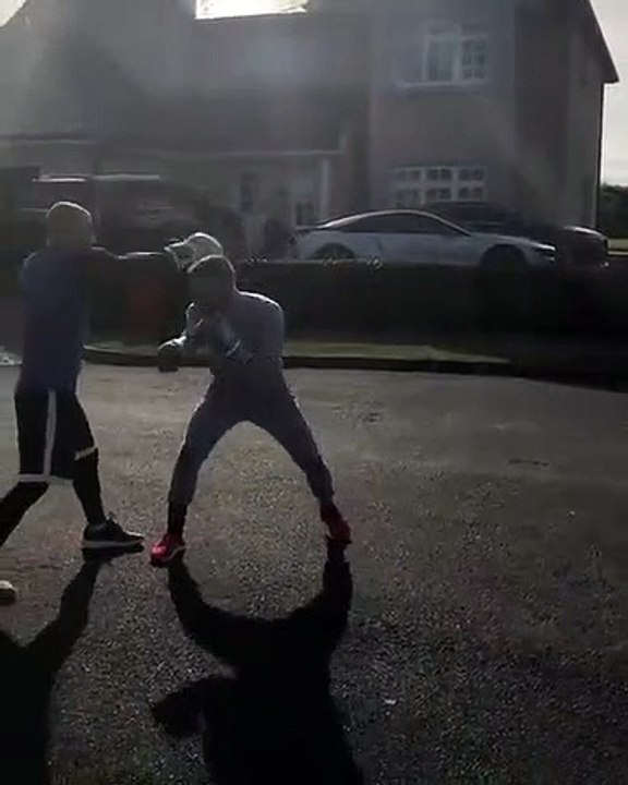 McGregor treina boxe na rua