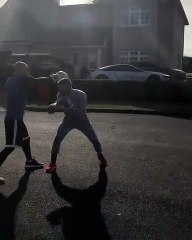 McGregor treina boxe na rua