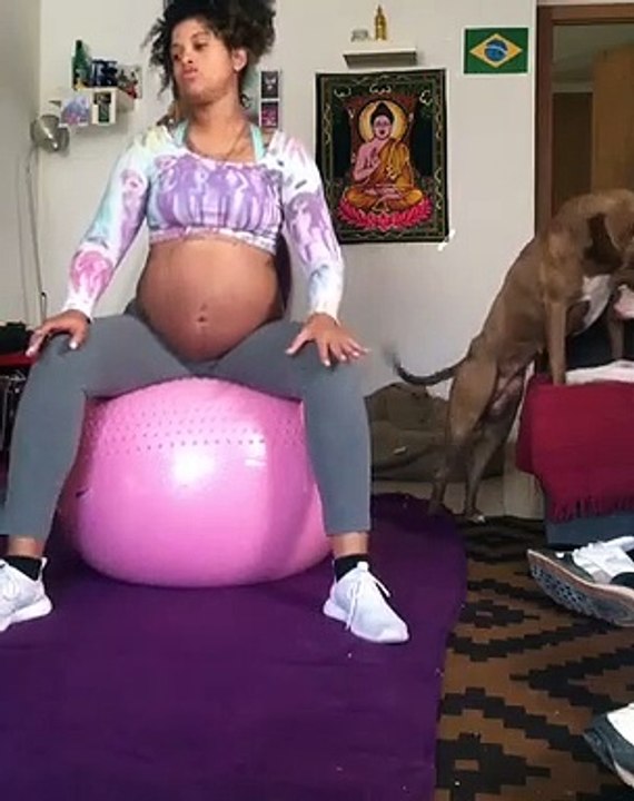 Grávida, em cima de uma bola e com cães: Blaya dança em qualquer lugar