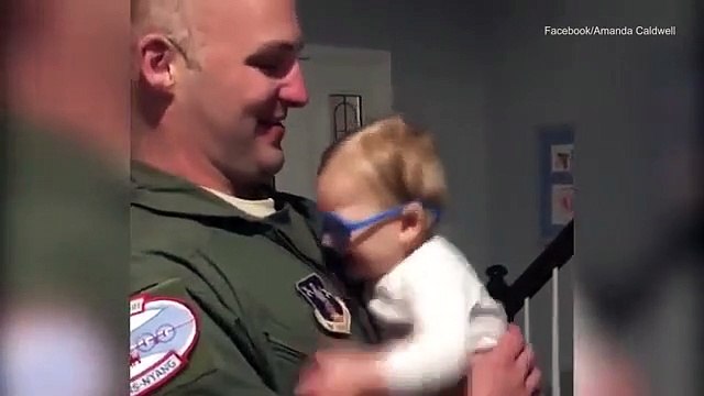 Bebé vê o pai pela primeira vez com óculos e a reação é já viral