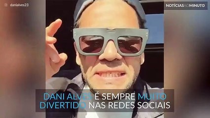 Dani Alves canta Alicia Keys no carro