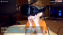 Rapaz experimenta óculos VR