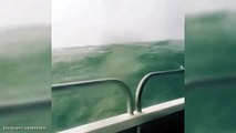 Ferry apanhado por ondas gigantes em tempestade