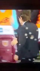 Conte lava as mãos depois de cumprimentar adversário