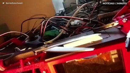 O robot que adora queimar os tweets de Donald Trump