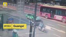 Buraco gigante abre-se na estrada segundos após passagem de autocarro