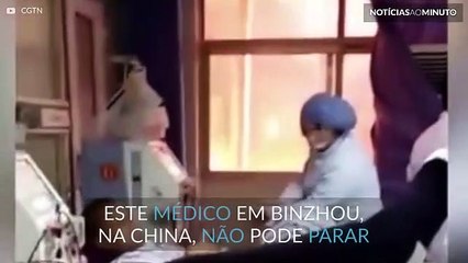 Médico trata doente mesmo com chamas à janela