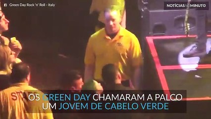 Green Day chamam miúdo com o cabelo verde a palco