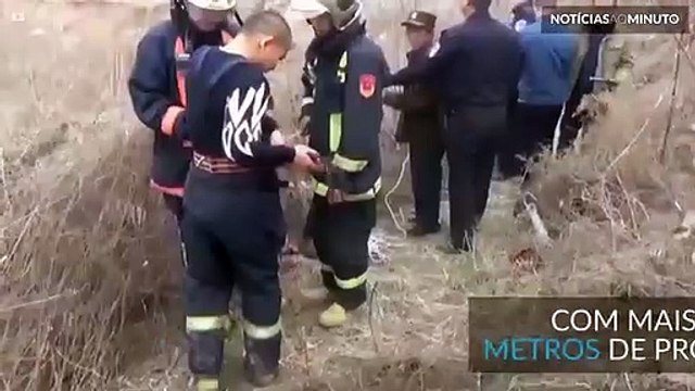 Resgate dramático: Menino cai em poço com mais de dez metros