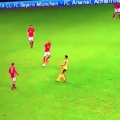 Bayern 'brinca' com Chamberlain e o jogador faz birra em pleno relvado