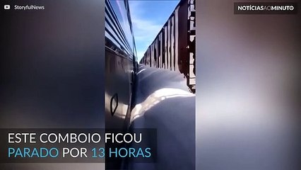 Comboio fica preso na neve durante 13 horas nos EUA