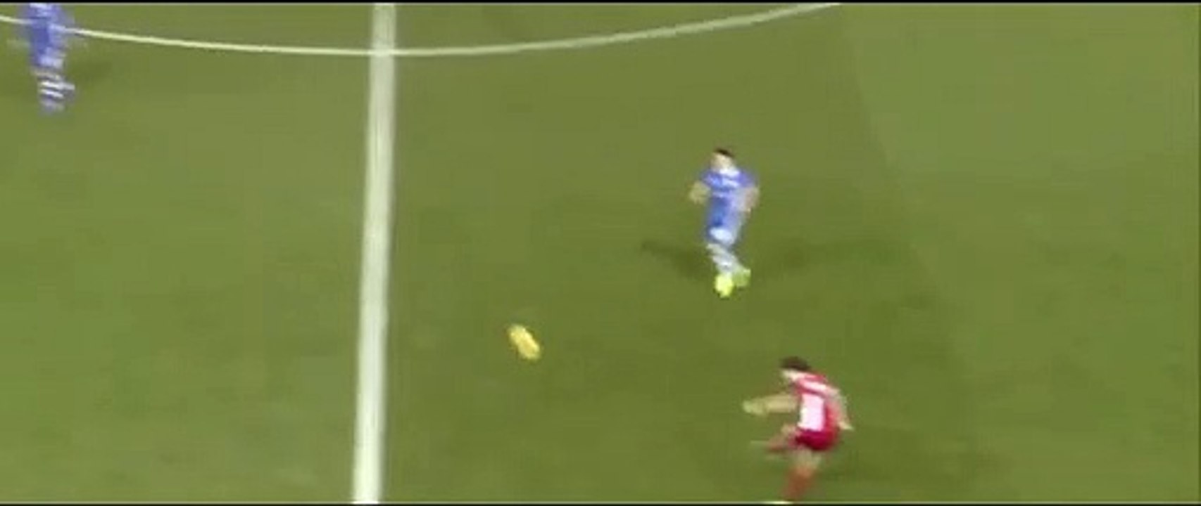 Empurrou (ligeiramente) o árbitro e viu o cartão vermelho