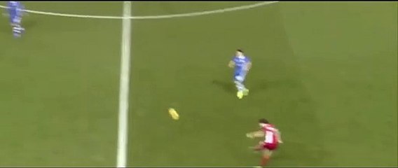 Empurrou (ligeiramente) o árbitro e viu o cartão vermelho