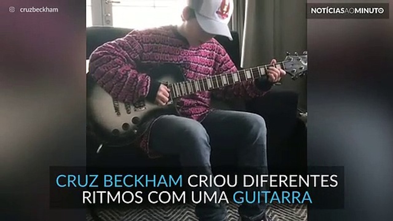 Cruz Beckham faz cria diferentes ritmos com um pedal de loop