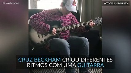 Cruz Beckham faz cria diferentes ritmos com um pedal de loop