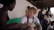 Ed Sheeran em lágrimas perante menina cujo pai morreu com ébola