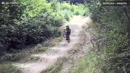 Ciclista de Downhill desce colina de forma impressionante!