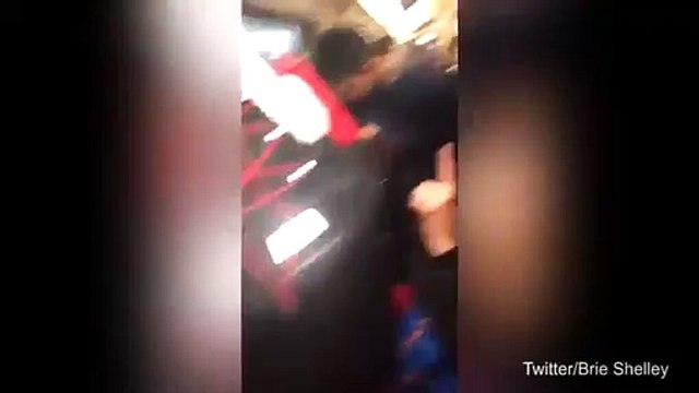 Passageiros obrigados a partir janelas de comboio para fugir do fumo