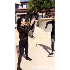 Kim Kardashian revela talento e irmãs ficam de 'boca aberta'